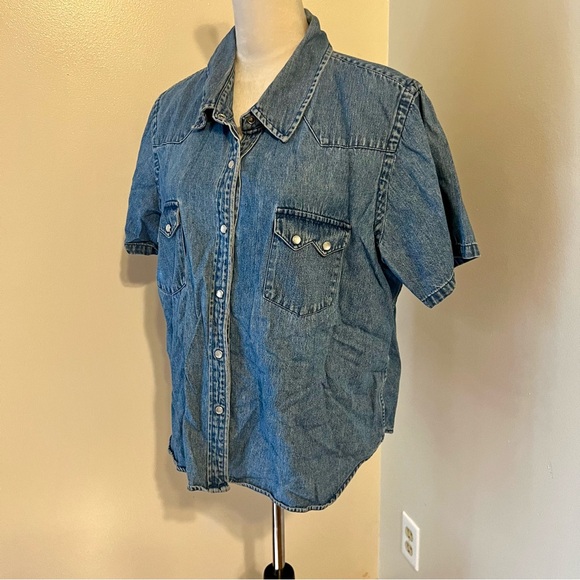 Denim & Co. 1X Snap Button Denim Top Short Sleeve - Picture 2 of 8